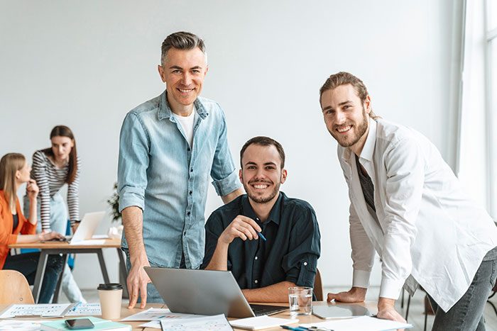 Bureau moderne avec une équipe collaborative et motivée